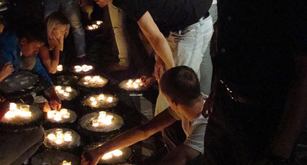 Ростов-на-Дону, левый берег реки Дон, траурные мероприятия в память о событиях 8 августа 2008 года в Южной Осетии, ночь 7-8 августа 2009 года. Фото "Кавказского Узла"