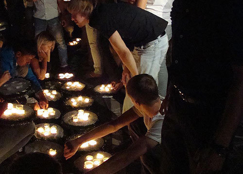 Ростов-на-Дону, левый берег реки Дон, траурные мероприятия в память о событиях 8 августа 2008 года в Южной Осетии, ночь 7-8 августа 2009 года. Фото "Кавказского Узла" Ростов-на-Дону, левый берег реки Дон, траурные мероприятия в память о событиях 8 августа 2008 года в Южной Осетии, ночь 7-8 августа 2009 года. Фото "Кавказского Узла"