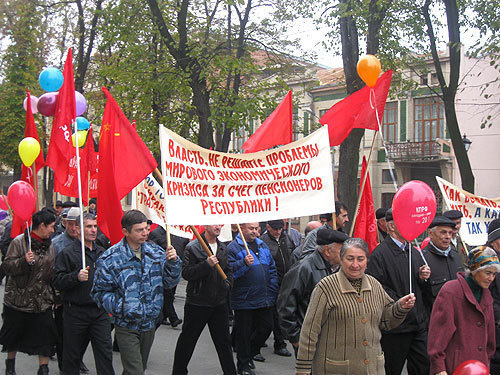 Ветераны труда во главе колонны коммунистов. Владикавказ, 7 ноября 2009 года. Фото "Кавказского Узла" Ветераны труда во главе колонны коммунистов. Владикавказ, 7 ноября 2009 года. Фото "Кавказского Узла"