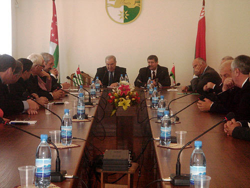 Встреча белорусских и абхазских депутатов. Спикер парламента Абхазии Нугзар Ашуба (в центре слева) и Михаил Русый (справа). Фото "Кавказского Узла" Встреча белорусских и абхазских депутатов. Спикер парламента Абхазии Нугзар Ашуба (в центре слева) и Михаил Русый (справа). Фото "Кавказского Узла"