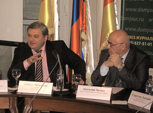 Анатолий Чехоев, депутат Государственной Думы Российской Федерации второго и третьего созывов, экс-секретарь Югоосетинского обкома Компартии Грузии, депутат Верховного Совета СССР в 1989-1991 годах (справа). "Круглый стол" "Южная Осетия. Война. Мир. Неизвестность", посвященный 20-летней годовщине начала грузино-осетинского конфликта. 23 ноября Центарльный дом журналиста, Москва. Фото "Кавказского Узла"
Анатолий Чехоев, депутат Государственной Думы Российской Федерации второго и третьего созывов, экс-секретарь Югоосетинского обкома Компартии Грузии, депутат Верховного Совета СССР в 1989-1991 годах (справа). "Круглый стол" "Южная Осетия. Война. Мир. Неизвестность", посвященный 20-летней годовщине начала грузино-осетинского конфликта. 23 ноября Центарльный дом журналиста, Москва. Фото "Кавказского Узла"