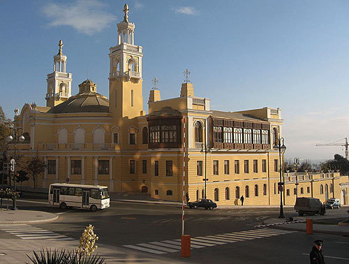 Азербайджан, Баку, филармония. Фото с сайта http://en.wikipedia.org Азербайджан, Баку, филармония. Фото с сайта http://en.wikipedia.org