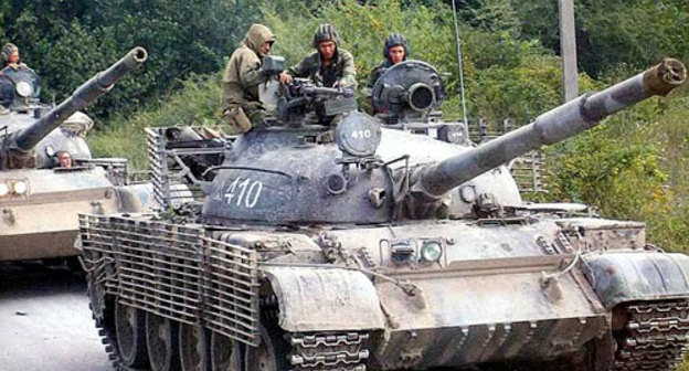 Колонна российских танков Т-62А из состава 58-й армии в Южной Осетии. Август 2008 г. Фото с сайта http://otvaga2004.narod.ru, автор Сергей Воронцов