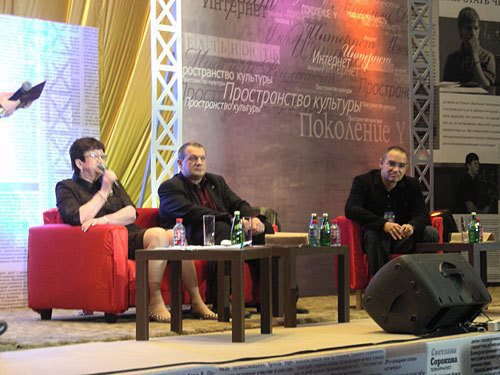 Участники круглого стола (слева направо): Екатерина Гениева, директор Всероссийской государственной библиотеки иностранной литературы, Павел Уваров, член-корреспондент РАН, Антон Носик, создатель крупнейших новостных интернет-изданий Vesti.ru, Lenta.ru, Gazeta.ru и NEWSru.com. Фото "Кавказского Узла" Участники круглого стола (слева направо): Екатерина Гениева, директор Всероссийской государственной библиотеки иностранной литературы, Павел Уваров, член-корреспондент РАН, Антон Носик, создатель крупнейших новостных интернет-изданий Vesti.ru, Lenta.ru, Gazeta.ru и NEWSru.com. Фото "Кавказского Узла"