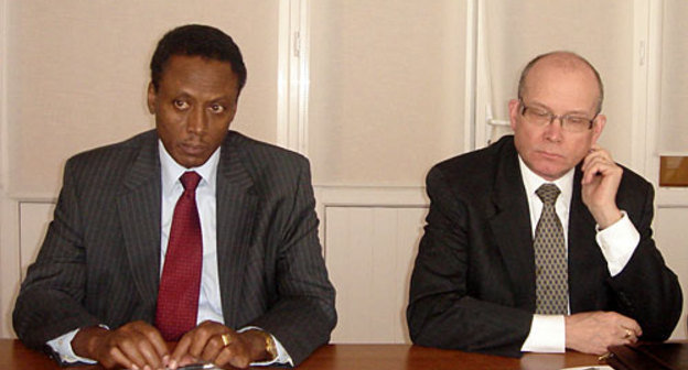 Спецпредставитель ООН, сопредседатель Женевских дискуссий по безопасности в Закавказье финский дипломат Анти Турунен (справа). Сухум, 17 марта 2010 года. Фото "Кавказского Узла"