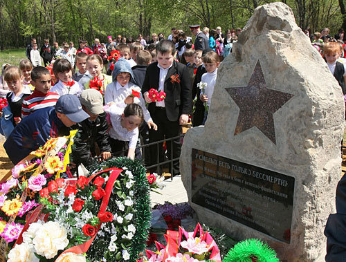 Памятник железнодорожникам на перегоне между железнодорожными станциями Двойная и Ельмут. Ростовская область, Орловский район, 4 мая 2010 года. Фото управления СКЖД Памятник железнодорожникам на перегоне между железнодорожными станциями Двойная и Ельмут. Ростовская область, Орловский район, 4 мая 2010 года. Фото управления СКЖД