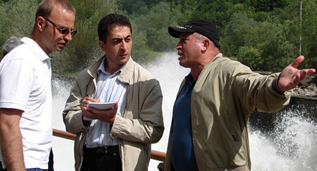 Специалисты-гидротехники (слева направо): Дмитрий Яроцкий, Алим Багаев и Виталий Демуров в ходе обследования Зонкарского водохранилища. 16 июня 2010 года. Фото "Кавказского Узла"