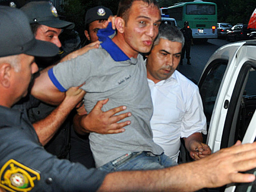 Ровшан Насирли при задержании полицией. Баку, 19 июня 2010 года. Фото с сайта www.irfs.az Ровшан Насирли при задержании полицией. Баку, 19 июня 2010 года. Фото с сайта www.irfs.az