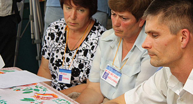 Слева направо: голодающие Любовь Фурса, Людмила Жуковская и Павел Жуковский на встрече представителями власти. 11 июня 2010 года. Фото "Кавказского Узла"