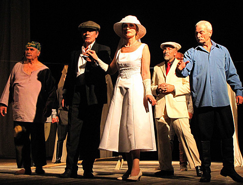 Фрагмент спектакля "Махаз", представленного Абхазским государственным драматическим театром на фестивале "Русская комедия" в Ростове-на-Дону 24 сентября 2010 года. Фото "Кавказского узла"
