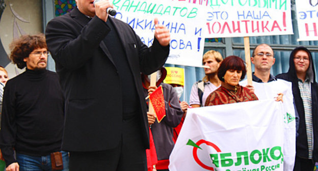 Лидер партии "Яблоко" Сергей Митрохин выступает на предвыборном митинге в Туапсе, 3 октября 2010 года. Фото "Кавказского узла"