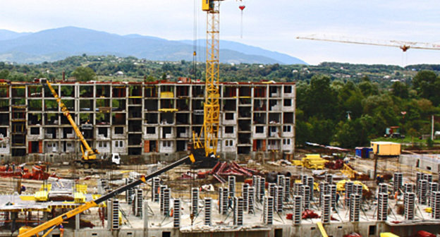 Строительство второй и третьей пятиэтажек в микрорайоне "Веселое-Псоу" Адлерского района г. Сочи. 13 октября 2010 года. Фото "Кавказского узла"