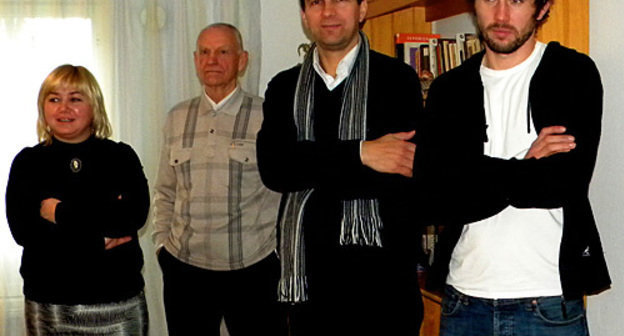 Правозащитники в социальной деревне в Вильнюсе. Слева направо: воспитатель детской SOS-деревни , бывший депутат литовского сейма Альгирдас Эндрюкайтис, Аудриус Наткевициус и правозащитник Мантас Кведаравичус. 6 ноября 2010 года. Фото "Кавказского узла"