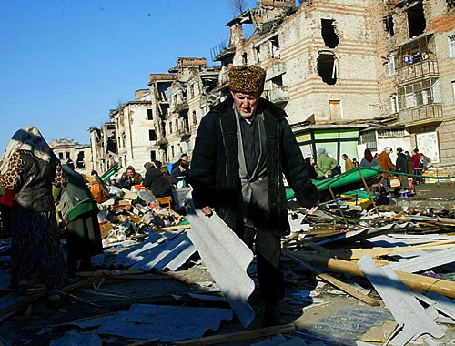 Столица Чечни Грозный в период второй чеченской войны, 2001 год. Фото: www.flickr.com/photos/nohchiycho Столица Чечни Грозный в период второй чеченской войны, 2001 год. Фото: www.flickr.com/photos/nohchiycho