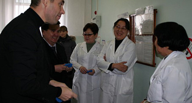 Павел Астахов проводит инспекцию детских учреждений Элисты, 8 декабря 2010 года. Фото с сайта www.elista.org