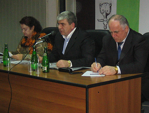 Председатель союза "Отечество" Нэлли Раджабова, председатель Общественной палаты Дагестана Абумуслим Муртазалиев и председатель Ассоциации крестьянско-фермерских хозяйств Магомед Абдурахманов на конференции Союза "Отечество" в Махачкале, 11 декабря 2010 года. Фото "Кавказского узла" Председатель союза "Отечество" Нэлли Раджабова, председатель Общественной палаты Дагестана Абумуслим Муртазалиев и председатель Ассоциации крестьянско-фермерских хозяйств Магомед Абдурахманов на конференции Союза "Отечество" в Махачкале, 11 декабря 2010 года. Фото "Кавказского узла"
