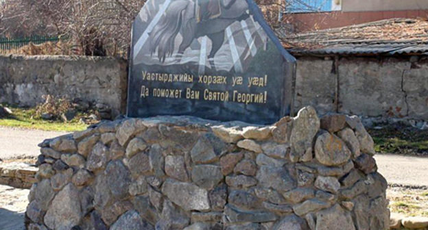 Разрушенный памятник Георгию Победоносцу в селе Коста-Хетагурово, Карачаево-Черкесия, 7 декабря 2010 года. Фото Казима Байбанова