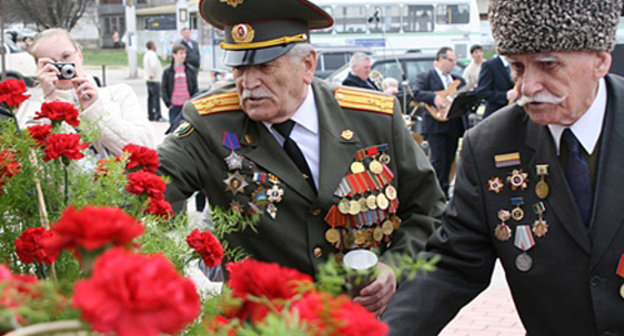 Ветераны на праздновании Дня Победы в Нальчике, 9 мая 2010 года. Фото с сайта http://na.adm-kbr.ru