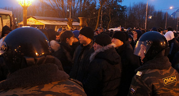 Сотрудники ОМОН блокируют несанкционированный митинг в Волгограде 18 декабря 2010 года. Фото "Кавказского узла"