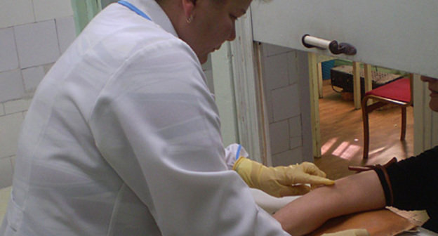 Сдача крови на определение наличия или отсутствия СПИДа. Фото с сайта http://ru.wikipedia.org