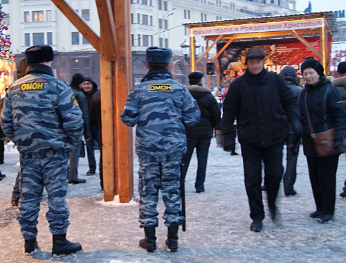 Сотрудники правоохранительных органов на Манежной площади в Москве, 25 декабря 2010 года. Фото "Кавказского узла" Сотрудники правоохранительных органов на Манежной площади в Москве, 25 декабря 2010 года. Фото "Кавказского узла"