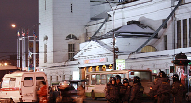 Сотрудники правоохранительных органов около здания Киевского вокзала в Москве, 15 декабря 2010 года. Фото "Кавказского узла"