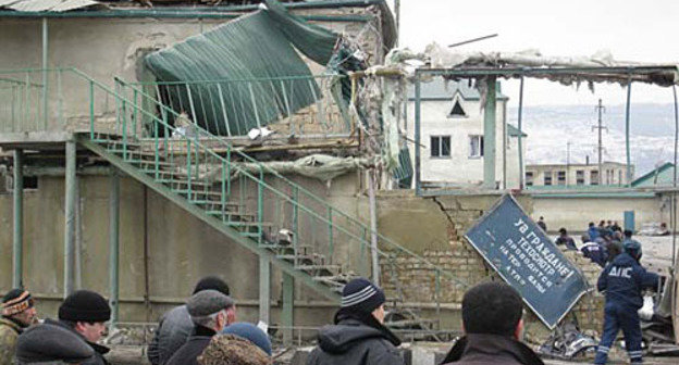 Последствия взрыва на базе ДПС в Махачкале 6 января 2010 года. Фото "Кавказского узла"