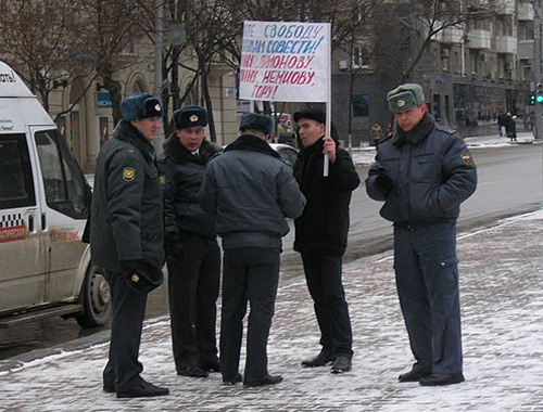Сотрудники Кировского ОВД Ростова-на-Дону просят активиста движения "Левый Фронт" Владислава Рязанцева пройти в отделение милиции для удостоверения личности. 7 января 2011 года. Фото "Кавказского узла" Сотрудники Кировского ОВД Ростова-на-Дону просят активиста движения "Левый Фронт" Владислава Рязанцева пройти в отделение милиции для удостоверения личности. 7 января 2011 года. Фото "Кавказского узла"