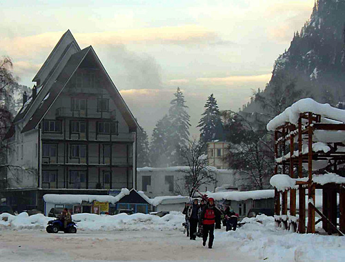 Карачаево-Черкесия, курортный поселок Домбай, январь 2010 года. Фото "Кавказского узла" Карачаево-Черкесия, курортный поселок Домбай, январь 2010 года. Фото "Кавказского узла"