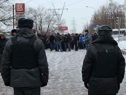 Милицейский пост перед местом возложения цветов в память о Егоре Свиридове. Москва, Кронштадтский бульвар, 15 января 2011 года. Фото "Кавказского узла"