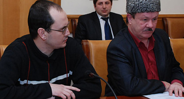 Наиль (слева) и Джафар Бикмаевы, Махачкала, 21 января 2011 года. Альберт Токаев для "Кавказского узла"