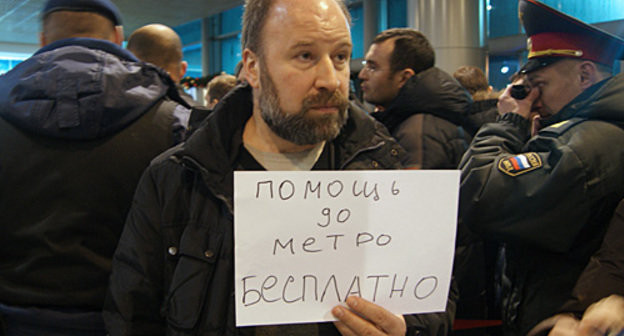 Один из добровольцев в здании аэропорта "Домодедово", 24 января 2011 года. Фото "Кавказского узла"