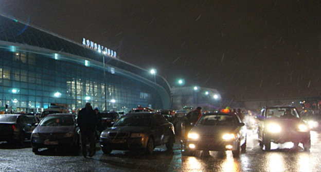 У здания аэропорта "Домодедово" после взрыва, 24 января 2011 года. Фото "Кавказского узла"