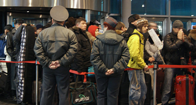 Досмотр прибывших пассажиров на входе в здание аэропорта "Домодедово", 24 января 2011 года. Фото "Кавказского узла"