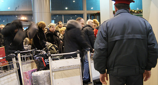 Досмотр пассажиров на входе в здание аэропорта "Домодедово", 24 января 2011 года. Фото "Кавказского узла"