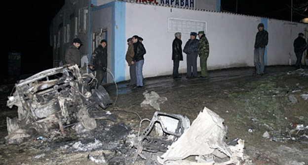 Место теракта в Хасавюрте возле кафе "Караван", 26 января 2011 года. Фото с сайта http://nv-daily.livejournal.com, автор Абдула Магомедов
