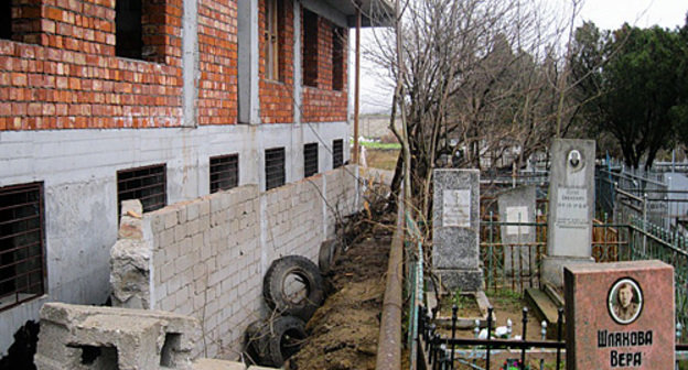 Строительство жилого дома на территории городского кладбища в Махачкале. Фото "Кавказского узла"