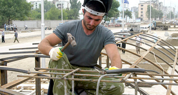 Работы по восстановлению Грозного, 2006 год. Фото с сайта www.chechnyafree.ru