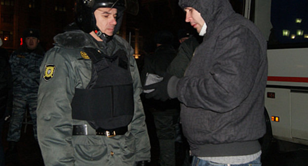 Проверка документов у посетителей Манежной площади, Москва, 11 февраля 2011 года. Фото "Кавказского узла"