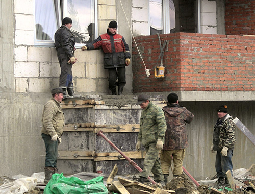 Рабочие олимпийского объекта "Квартал жилой застройки Веселое-Псоу", 11 февраля 2011 года. Фото "Кавказского узла" Рабочие олимпийского объекта "Квартал жилой застройки Веселое-Псоу", 11 февраля 2011 года. Фото "Кавказского узла"