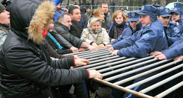 Выселение беженцев из временных жилищ в Багеби --пригороде Тбилиси. 21 января 2011 г. Фото: daypic.ru
