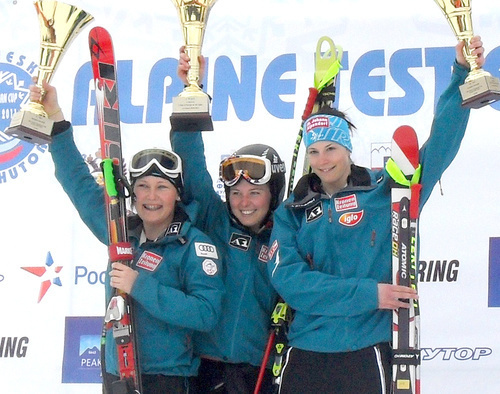 На пьедестале - победительницы соревнований по скоростному спуску, члены австрийской сборной Штефани Мозер, Мариэлла Форгльерайтер, Тамара Типплер . 
Красная Поляна, Сочи, 25 февраля 2011 г. Фото "Кавказского узла".