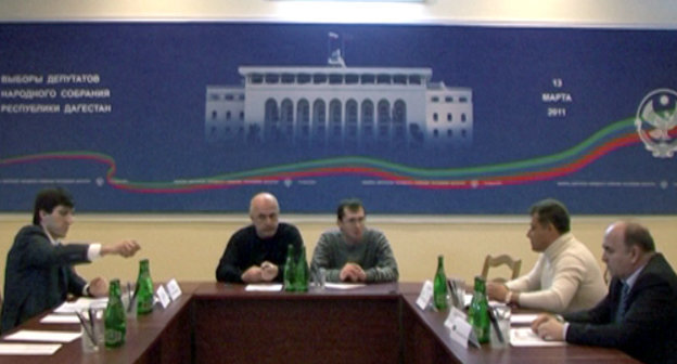 Участники круглого стола на тему "Региональная политика и Дагестан" в редакции газеты "Черновик". Дагестан, Махачкала, 9 марта 2011 г. Фото газеты "Черновик".