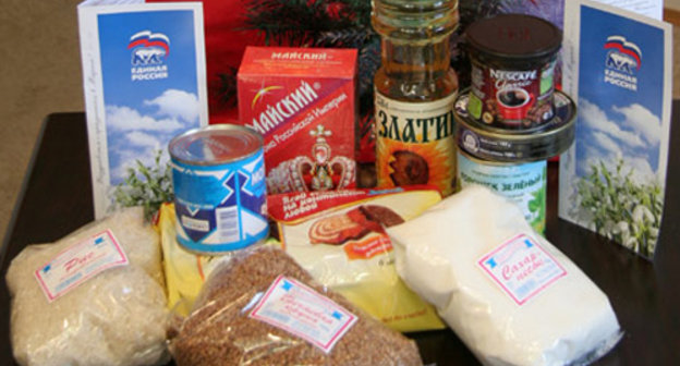 Фотография продуктового набора с поздравительной открыткой "Единой России",  опубликованная на сайте Ставропольского отделения партии "Справедливая Россия" 9 марта 2011 г. Фото: http://www.stavropol.spravedlivo.ru/press/common_news/524.smx