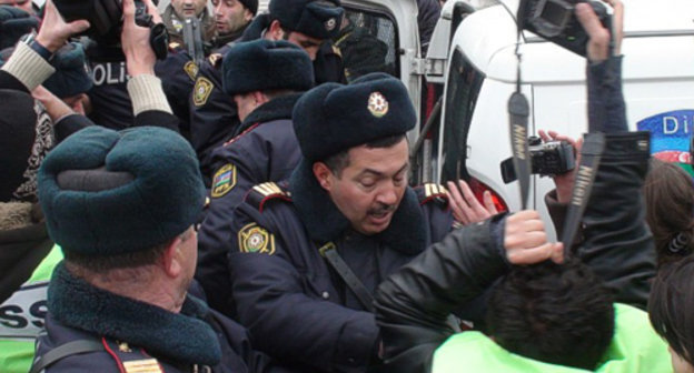 Разгон митинга оппозиции на площади Фонтанов в центре Баку, 12 марта 2011 г. Фото "Кавказского узла".

