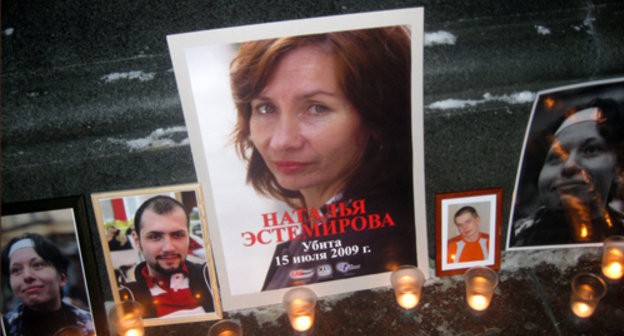 Акция памяти Натальи Эстемировой на следующий день после ее убийства. Москва, Новопушкинский сквер, 16 июля 2009 г. Фото "Кавказского узла".