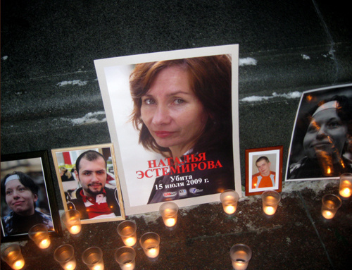 Акция памяти Натальи Эстемировой на следующий день после ее убийства. Москва, Новопушкинский сквер, 16 июля 2009 г. Фото "Кавказского узла". Акция памяти Натальи Эстемировой на следующий день после ее убийства. Москва, Новопушкинский сквер, 16 июля 2009 г. Фото "Кавказского узла".