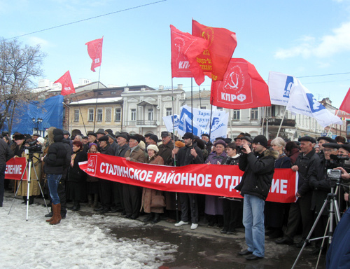 Участники митинга протеста против роста цен на площади Ленина во Владикавказе. 12 марта 2011 г. Фото "Кавказского узла". Участники митинга протеста против роста цен на площади Ленина во Владикавказе. 12 марта 2011 г. Фото "Кавказского узла".