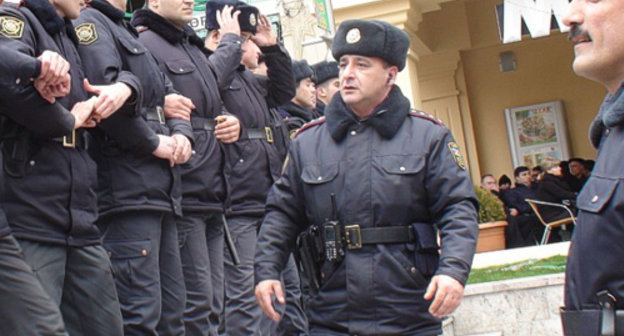 Полиция готовится к разгону митинга оппозиции на площади Фонтанов в центре Баку, 12 марта 2011 г. Фото "Кавказского узла".