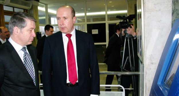 Глава администрации местного самоуправления г. Владикавказ Сергей Дзантиев и заместитель председателя правительства Северной Осетии Леонид Кесельбренер знакомятся с принципом работы информационного терминала. Северная Осетия, Владикавказ, 15 марта 2011 г. Фото Рустама Асланова.